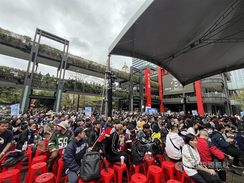 台北市信義香堤大道直播現場約擺設500張座椅，民眾到場觀賽應援。中央社記者楊淑閔攝　115年3月5日&nbsp;&nbsp;&nbsp;