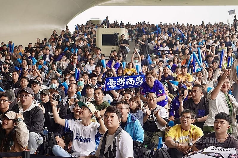 2026世界棒球經典賽（WBC）5日開打，許多高雄市民眾湧入衛武營國家藝術文化中心觀看戶外直播，有民眾高舉「台灣尚勇」布條，緊盯螢幕為台灣隊加油。中央社記者董俊志攝　115年3月5日&nbsp;&nbsp;&nbsp;
