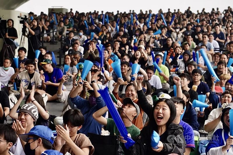 2026世界棒球經典賽（WBC）5日開打，許多高雄市民眾湧入衛武營國家藝術文化中心觀看戶外直播，齊聲為台灣隊加油打氣。中央社記者董俊志攝　115年3月5日&nbsp;&nbsp;&nbsp;