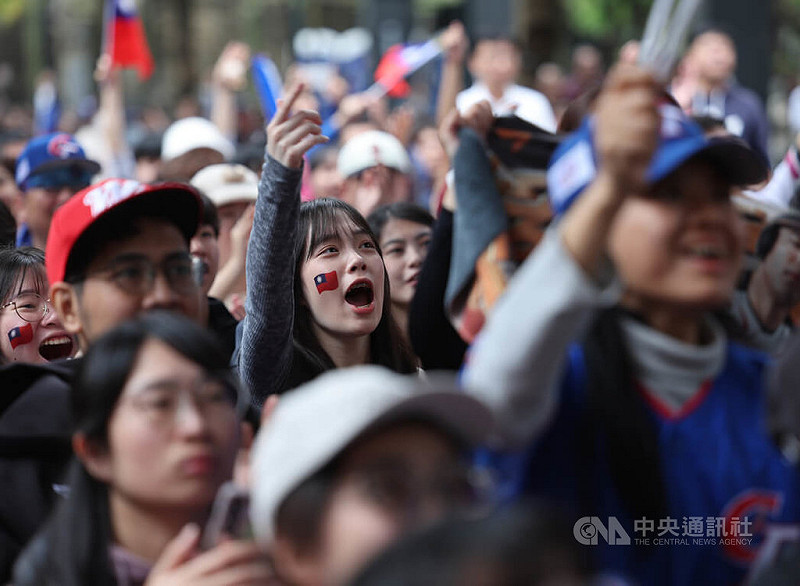 2026世界棒球經典賽（WBC）5日上午在日本東京正式開打，由台灣隊迎戰澳洲隊，台北信義香堤廣場湧入不少民眾觀賞戶外賽事轉播，熱情為台灣選手們加油吶喊。中央社記者趙世勳攝　115年3月5日&nbsp;&nbsp;&nbsp;