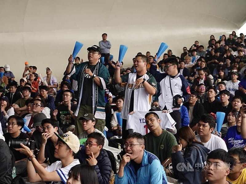 2026世界棒球經典賽（WBC）5日開賽，數千人湧入衛武營國家藝術文化中心觀戰戶外直播，現場氣氛相當熱絡，有民眾揮舞加油棒，緊盯螢幕為台灣隊加油。中央社記者董俊志攝 115年3月5日&nbsp;&nbsp;&nbsp;