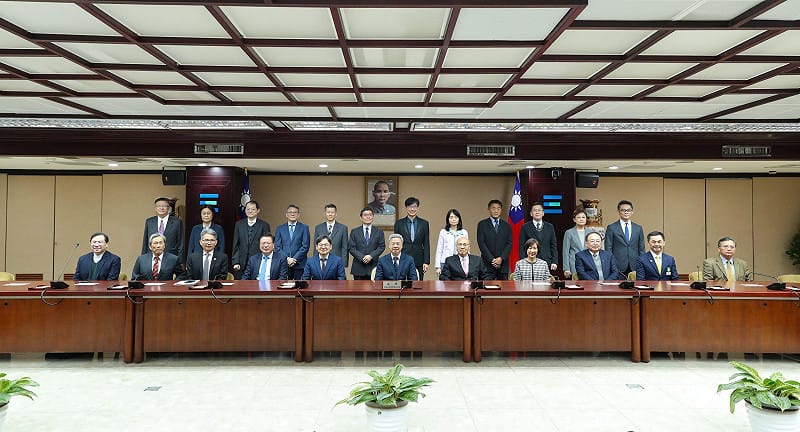 經濟部、國發會與工商團體理事長們合影。&nbsp;&nbsp;&nbsp;圖：取自經濟部官網