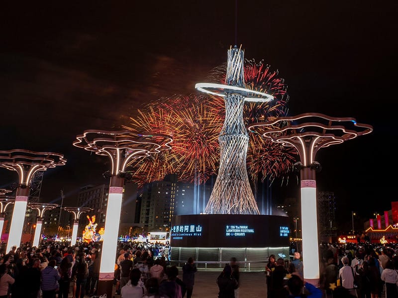 2026台灣燈會在嘉義登場後，連日來吸引大量遊客前往賞燈，主燈「光沐－世界的阿里山」與多個特色燈區成為熱門打卡焦點。&nbsp;&nbsp;&nbsp;圖：嘉義縣府提供