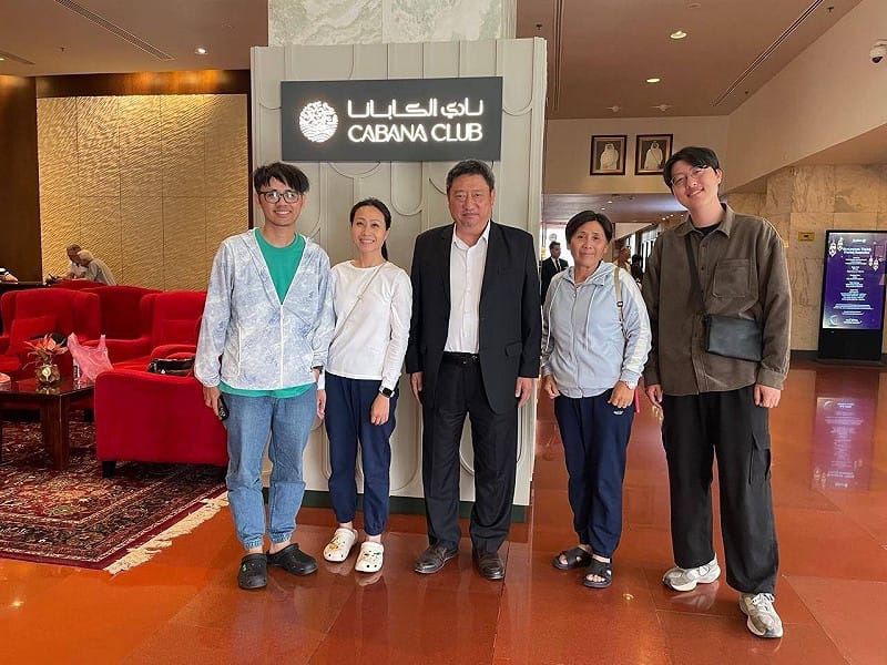 駐沙烏地阿拉伯代表處代表張治平（中）與我國4名滯留於卡達Radisson_Blu飯店之國人合影留念，關心其目前在卡達之狀況，並了解相關需求。&nbsp;&nbsp;&nbsp;圖：外交部提供