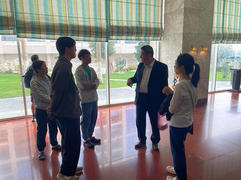  駐沙烏地阿拉伯代表處代表張治平（右二）瞭解我國人暫居旅館之生活狀況及相關需求。 圖：外交部提供 