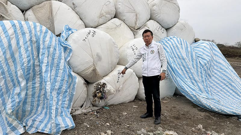 台中市議員何文海昨（5）日實地視察文山掩埋場太空包堆置場，並發現場內垃圾太空包許多地方已經發生破損，許多垃圾廚餘外露，恐造成周邊環境污染，顯示台中市政府打包垃圾政策徹底破功。&nbsp;&nbsp;&nbsp;圖：何文海/提供