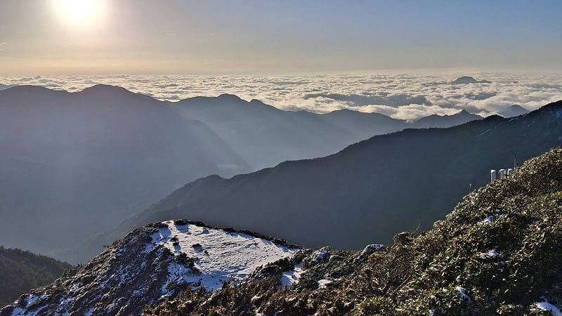 今天清晨天氣晴朗，日出光揮灑在尚未融化的積雪上，將山頭染成橘紅色，搭配山後的雲海，畫面美得像明信片。&nbsp;&nbsp;&nbsp;圖：氣象署／提供