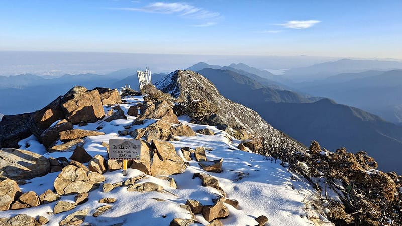 氣象署今(6)日公布玉山雪後照片，可以看到清晨陽光灑在尚未融化的白雪上，畫面非常漂亮。&nbsp;&nbsp;&nbsp;圖：氣象署／提供