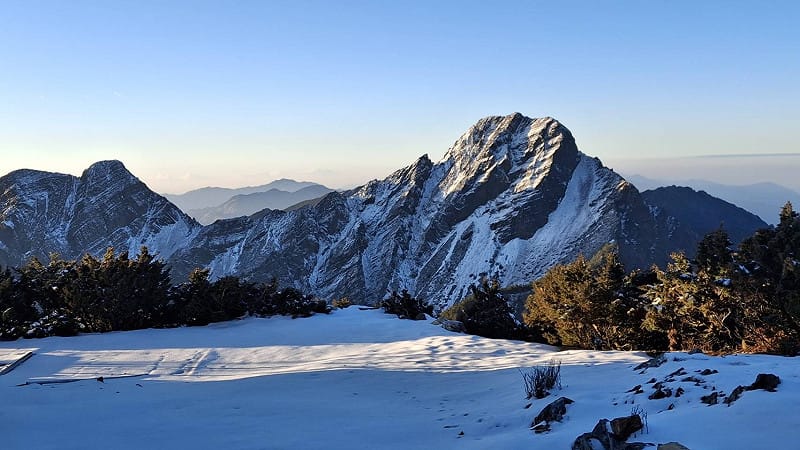 玉山前2天都有下雪，上午華南雲雨帶遠離，白天終於放晴，但仍有積雪5公分。&nbsp;&nbsp;&nbsp;圖：氣象署／提供