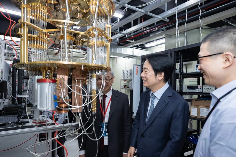  賴清德總統與貴賓一同進行量子國際隊啟航暨量子電腦次系統驗證平台啟用儀式，並參觀成果展示與量子實驗室，進一步了解我國量子相關研發製程與應用。 圖：總統府提供 