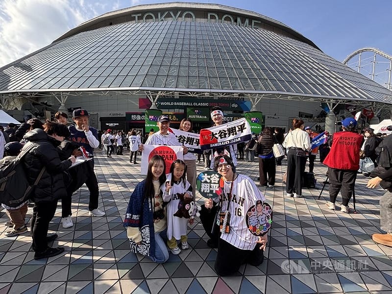 世界棒球經典賽（WBC）台日大戰6日晚間在東京巨蛋點燃戰火，不少日本粉絲身穿大谷翔平球衣到場。中央社記者戴雅真東京攝　115年3月6日&nbsp;&nbsp;&nbsp;
