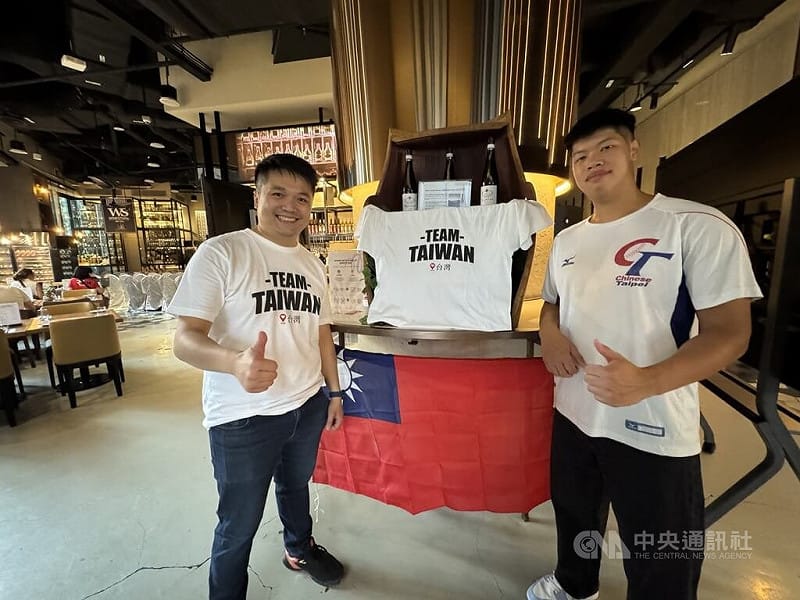 世界棒球經典賽（WBC）台灣隊6日迎戰地主日本隊。在新加坡，有台僑包下大型餐酒館，邀集上百名海外台僑齊聚一堂，跨海為台灣隊打氣。僑務促進委員林奕丞（左）表示，希望藉此凝聚台灣人精神。 中央社記者吳昇鴻新加坡攝 115年3月6日&nbsp;&nbsp;&nbsp;