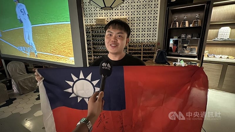 世界棒球經典賽（WBC）台灣隊6日迎戰地主日本隊。在新加坡，有台僑包下大型餐酒館，邀集上百名海外台僑齊聚一堂，跨海為台灣隊打氣。有台僑攜帶國旗為台灣隊加油。中央社記者吳昇鴻新加坡攝 115年3月6日&nbsp;&nbsp;&nbsp;