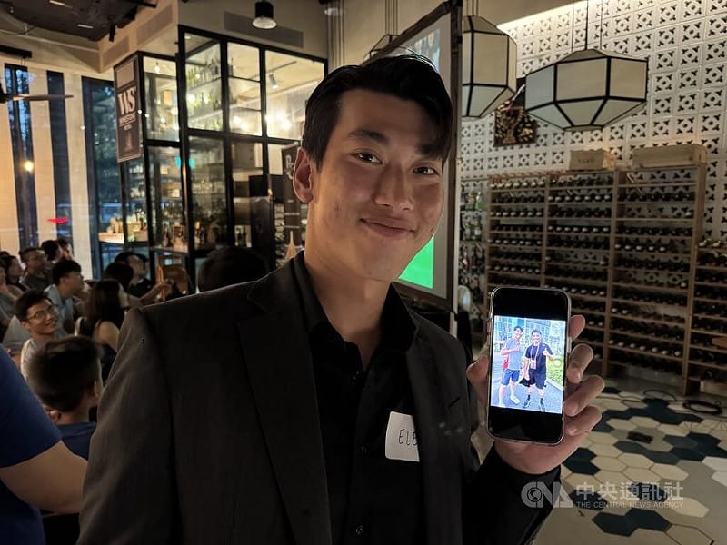 世界棒球經典賽（WBC）台灣隊6日迎戰地主日本隊。新加坡台僑包下大型餐酒館，邀集上百名海外台僑齊聚一堂，跨海為台灣隊打氣。新加坡棒球隊成員黃傑獻（Eleazar Ng）參與，並秀出過去與台灣球員的合影。中央社記者吳昇鴻新加坡攝 115年3月6日&nbsp;&nbsp;&nbsp;