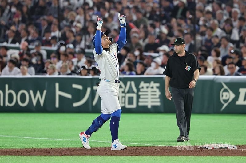 世界棒球經典賽（WBC）C組預賽6日晚間在東京巨蛋上演台日大戰，台灣隊張育成（中）6局成功敲安上壘，這也是台灣隊全場首支安打。中央社記者王騰毅東京攝　115年3月6日&nbsp;&nbsp;&nbsp;圖：中央社提供