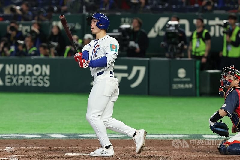 世界棒球經典賽（WBC）C組預賽6日晚間在東京巨蛋上演台日大戰，台灣隊打者費柴德（Stuart Fairchild）（中）5局敲出一記深遠高飛球，可惜最終遭判為界外全壘打。中央社記者王騰毅東京攝　115年3月6日&nbsp;&nbsp;&nbsp;圖：中央社提供