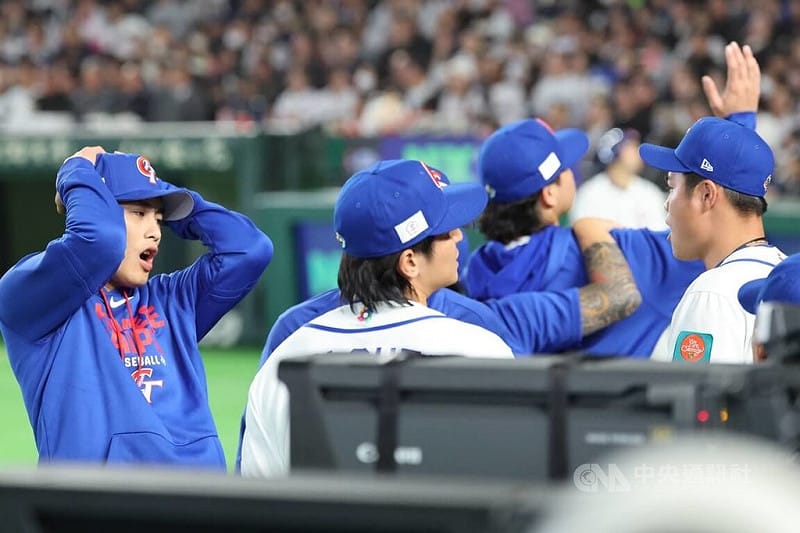 世界棒球經典賽（WBC）C組預賽6日晚間在東京巨蛋上演台日大戰，台灣隊打者費柴德（Stuart Fairchild）5局敲出界外全壘打，經電視輔助判決仍維持原判，隊友們深感惋惜。中央社記者王騰毅東京攝　115年3月6日&nbsp;&nbsp;&nbsp;圖：中央社提供