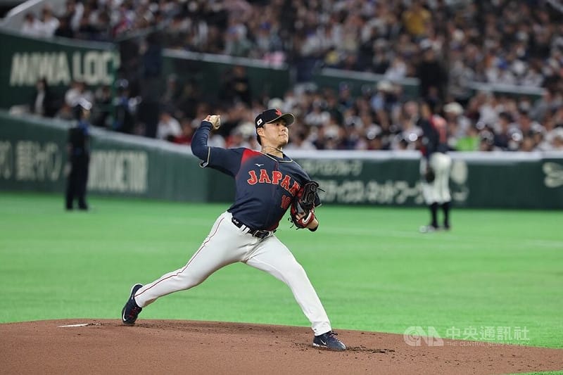 2026世界棒球經典賽（WBC）C組預賽台日大戰6日晚間在東京巨蛋登場，日本隊由投手山本由伸（圖）先發登板。中央社記者王騰毅攝　115年3月6日&nbsp;&nbsp;&nbsp;圖：中央社提供