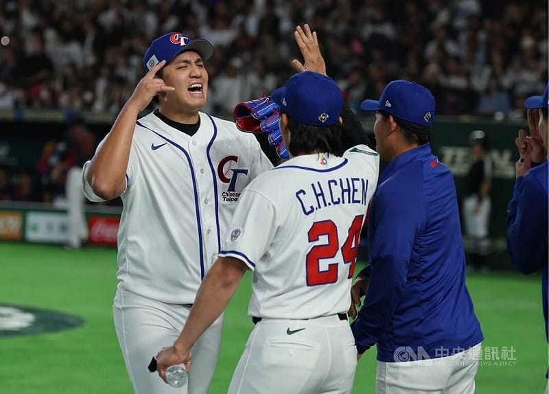 2026世界棒球經典賽（WBC）C組預賽台日大戰6日晚間在東京巨蛋登場，台灣隊投手鄭浩均（左）先發登板，首局成功守住、未讓日本隊得分，下場時與隊長陳傑憲（前左）等人互動致意。中央社記者王騰毅攝　115年3月6日&nbsp;&nbsp;&nbsp;圖：中央社提供