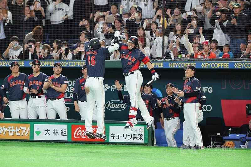 日本隊大谷翔平（前左）2局轟出滿貫砲，助隊取得領先優勢，與隊友開心致意。（中央社檔案照片）&nbsp;&nbsp;&nbsp;