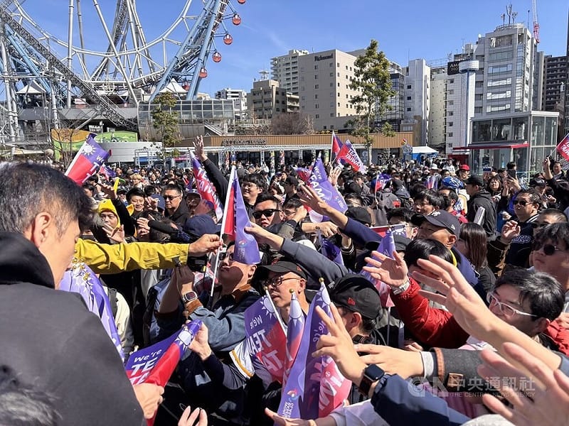 世界棒球經典賽（WBC）台灣隊7日「晚接午」出賽迎戰捷克隊。東京巨蛋周邊湧入大批台灣球迷到場應援，爭相領取加油旗。中央社記者戴雅真東京攝 115年3月7日&nbsp;&nbsp;&nbsp;