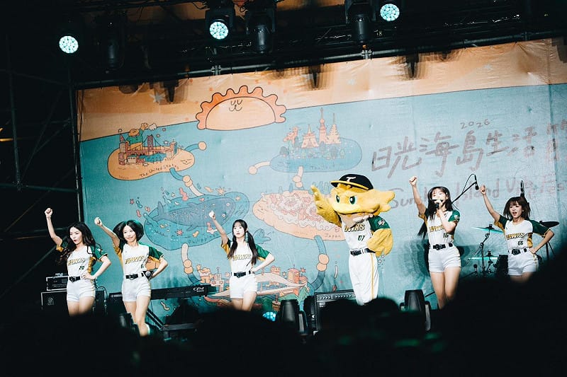 台鋼雄鷹啦啦隊及吉祥物TAKAO登台，瞬間炒熱現場氣氛。&nbsp;&nbsp;&nbsp;圖：高雄市行國處/提供