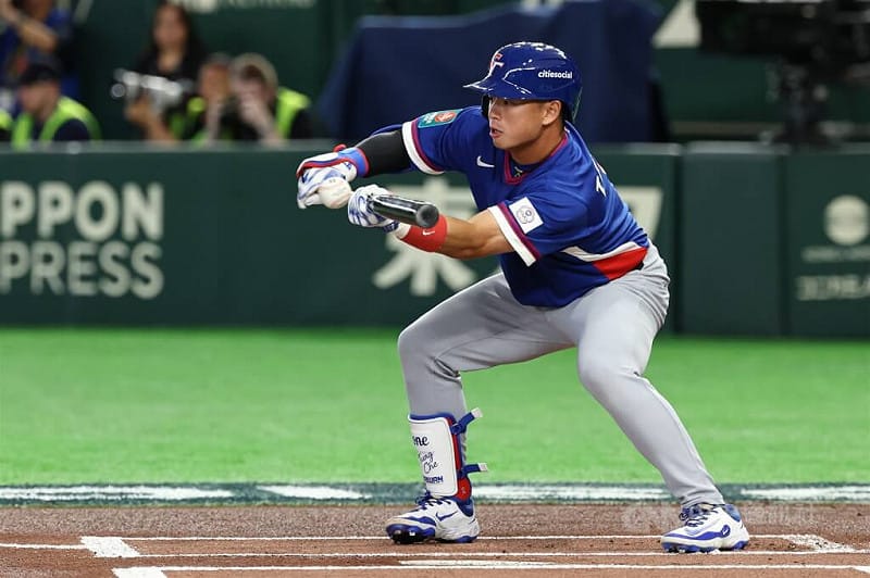 台灣隊鄭宗哲首局短打上壘開啟攻勢。中央社記者王騰毅東京攝  115年3月7日&nbsp;&nbsp;&nbsp;