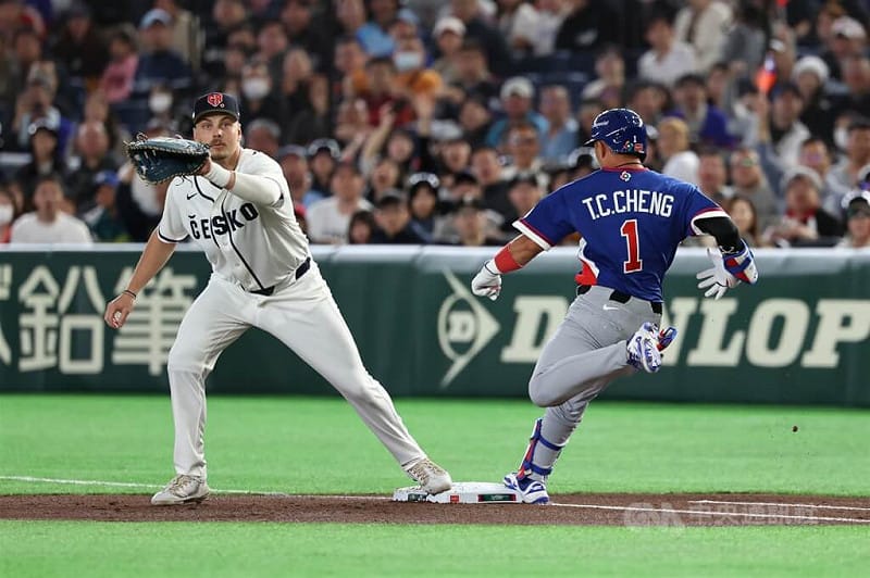 台灣隊鄭宗哲（右）首局短打上壘。中央社記者王騰毅東京攝  115年3月7日&nbsp;&nbsp;&nbsp;