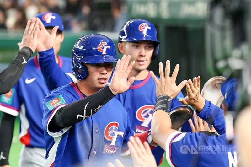 台灣隊張育成在4局敲出中外野方向2分打點安打，鄭宗哲（前）、費柴德（Stuart Fairchild）（右）回到本壘後與隊友擊掌慶祝。中央社記者王騰毅東京攝　115年3月7日&nbsp;&nbsp;&nbsp;