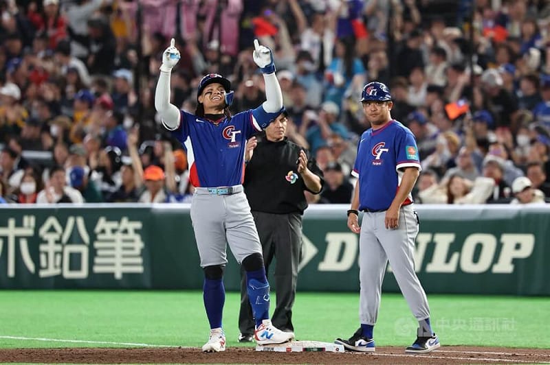 6局上，張育成（前左）敲出右外野平飛安打，帶有1分打點，助隊擴大領先。中央社記者王騰毅東京攝　115年3月7日&nbsp;&nbsp;&nbsp;