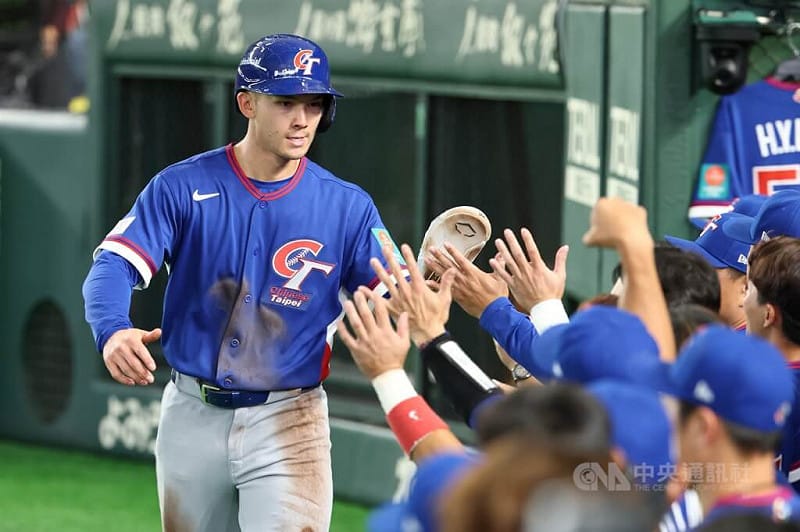 6局上，台灣隊敲出右外野安打，跑者費柴德（Stuart Fairchild）（左）順利回到本壘得分，與隊友擊掌慶祝。中央社記者王騰毅東京攝　115年3月7日&nbsp;&nbsp;&nbsp;