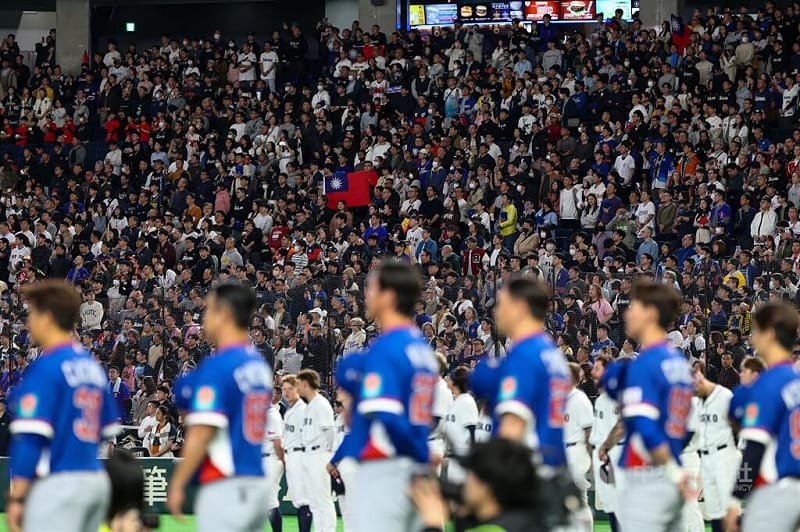 賽前儀式台灣隊球迷展開中華民國國旗，為球員加油。中央社記者王騰毅東京攝  115年3月7日&nbsp;&nbsp;&nbsp;