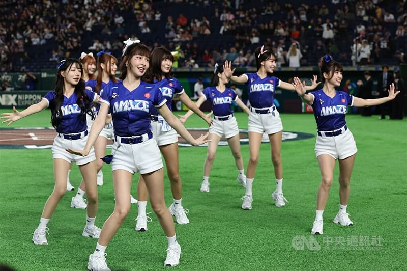 台灣隊啦啦隊CT AMAZE在場邊熱舞演出。中央社記者王騰毅東京攝  115年3月7日&nbsp;&nbsp;&nbsp;