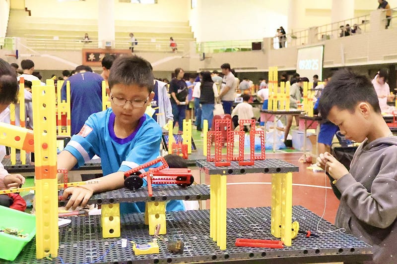 今年競賽以「自行車」為主題，透過積木組裝整合學習成果。&nbsp;&nbsp;&nbsp;圖：高雄市教育局/提供