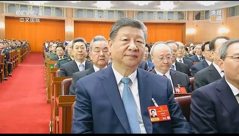 中共中央總書記習近平在此次兩會會場中並未坐在主席台中央位置，引發猜測。&nbsp;&nbsp;&nbsp;圖：翻攝自Ｘ／@wanjunxie