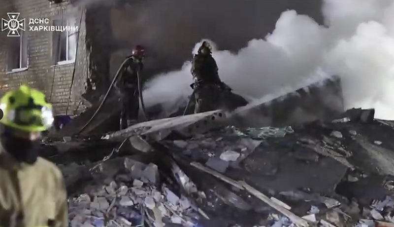 烏克蘭住宅被俄羅斯飛彈襲擊，消防隊正在救援。&nbsp;&nbsp;&nbsp;圖：翻攝自@nexta_tv