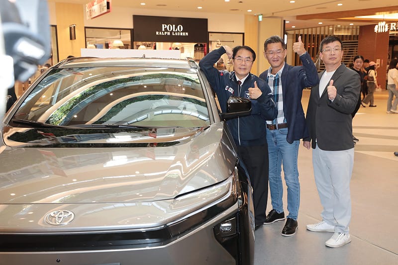 台南市長黃偉哲出席 2025 台南購物節壓軸抽獎記者會，感謝全國民眾的支持，讓活動登錄件數突破 1 億組。現場氣氛在抽出市值百萬的純電車與 88 萬元現金獎時達到最高潮。&nbsp;&nbsp;&nbsp;圖：台南市政府/提供