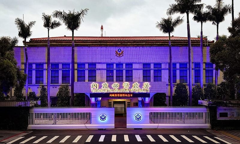 為響應「殉職警察國際紀念日」，內政部警政署大門和外牆7日晚間點亮藍色燈光，共同緬懷因公殉職的警察英雄。（警政署提供）中央社記者黃麗芸傳真　115年3月7日&nbsp;&nbsp;&nbsp;