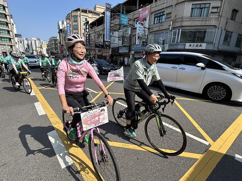 立法委員陳亭妃再度陪同蔡旺詮於台南東區騎乘鐵馬掃街拜票，持續深入各里巷弄，全力為即將到來的民調衝刺。&nbsp;&nbsp;&nbsp;圖：蔡旺詮服務處提供