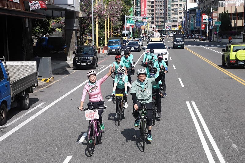 立法委員陳亭妃再度陪同蔡旺詮於台南東區騎乘鐵馬掃街拜票，持續深入各里巷弄，全力為即將到來的民調衝刺。&nbsp;&nbsp;&nbsp;圖：蔡旺詮服務處提供