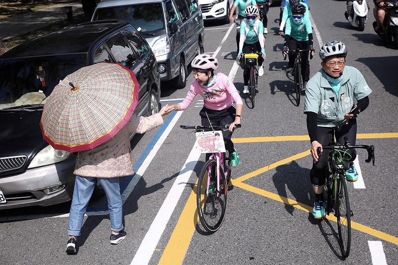 立法委員陳亭妃再度陪同蔡旺詮於台南東區騎乘鐵馬掃街拜票，持續深入各里巷弄，全力為即將到來的民調衝刺。&nbsp;&nbsp;&nbsp;圖：蔡旺詮服務處提供