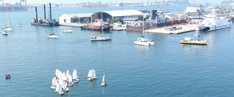 無私分享號駛進高雄港，我國航海社群及高雄學校一同伴航及水上迎船。&nbsp;&nbsp;&nbsp;圖：海委會/提供