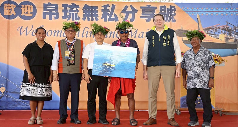 吳欣修(左三)致贈無私分享號海上航行油畫予船長(右三)。&nbsp;&nbsp;&nbsp;圖：海委會/提供