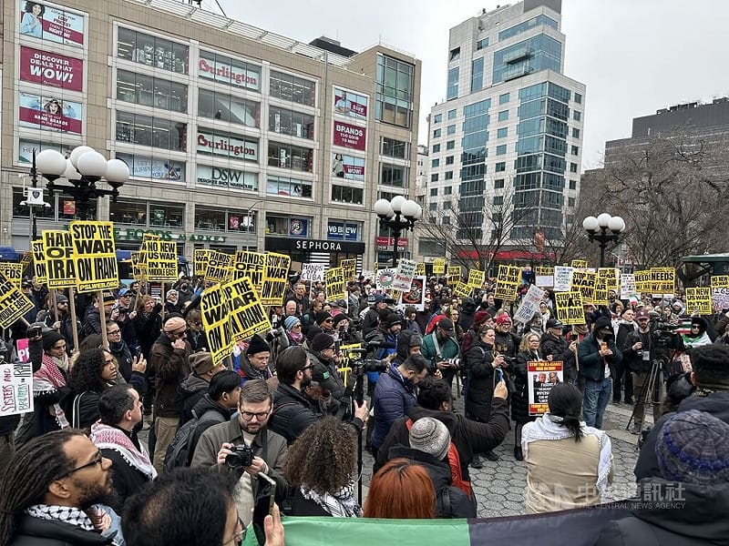 美國民間團體7日在全美各地發起反伊朗戰爭的示威活動，百名紐約反戰人士高舉停止戰爭黃色標語。 &nbsp;&nbsp;&nbsp;圖/中央社