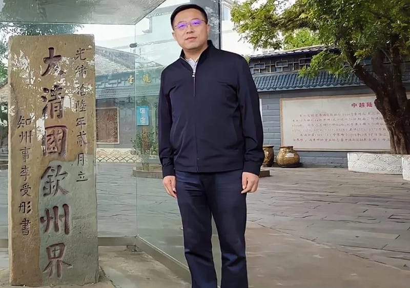 被發配邊疆的趙立堅於廣西壯族自治區跟「大清國欽州界」石碑合影，略顯滄桑。&nbsp;&nbsp;&nbsp;圖：翻攝廣西壯族自治區防城港市微博