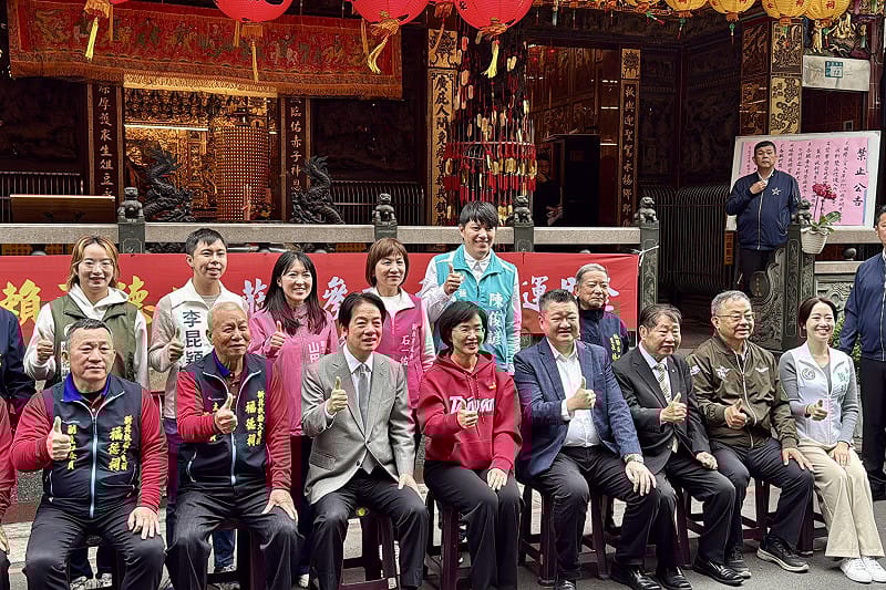 民進黨新北市長參選人蘇巧慧今陪同總統賴清德赴板橋大井頭福德祠祈福參拜。&nbsp;&nbsp;&nbsp;圖：蘇巧慧競選團隊 / 提供
