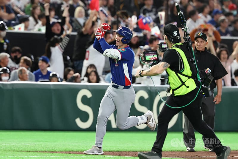 世界棒球經典賽（WBC）8日在東京巨蛋進行台韓大戰，8局上台灣隊費柴德敲出2分砲，高舉勝利手勢繞壘接受歡呼。中央社記者王騰毅攝  115年3月8日&nbsp;&nbsp;&nbsp;