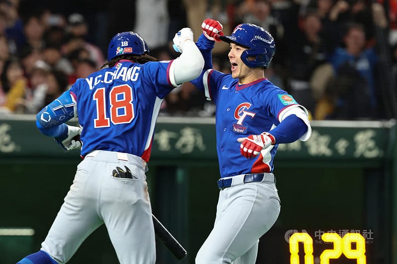 世界棒球經典賽（WBC）8日在東京巨蛋上演台韓大戰，8局上台灣隊費柴德（右）敲出2分砲逆轉比數，與隊友擊肘慶賀。中央社記者王騰毅攝  115年3月8日&nbsp;&nbsp;&nbsp;