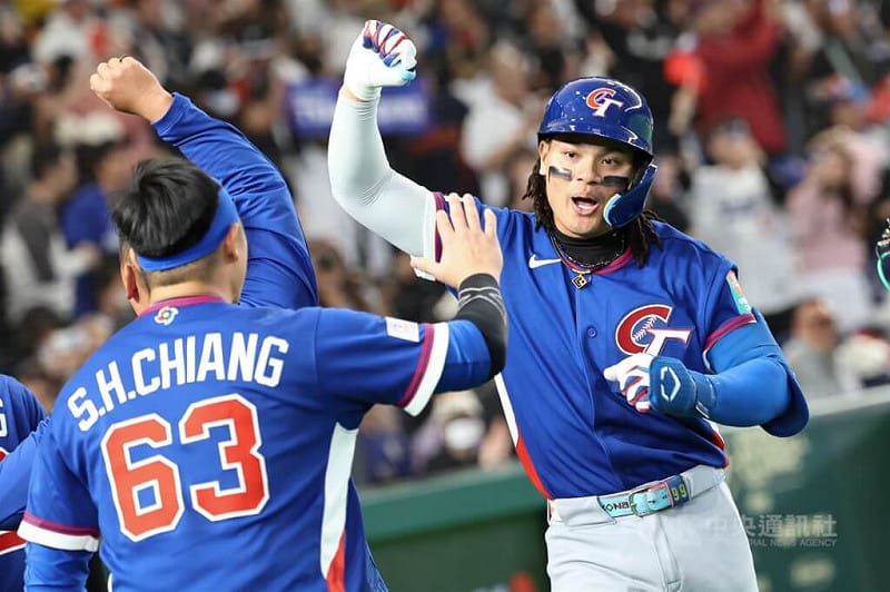 2局台灣隊張育成（右）擊出陽春砲後，振臂高呼與隊友擊掌互賀。中央社記者王騰毅攝 115年3月8日&nbsp;&nbsp;&nbsp;