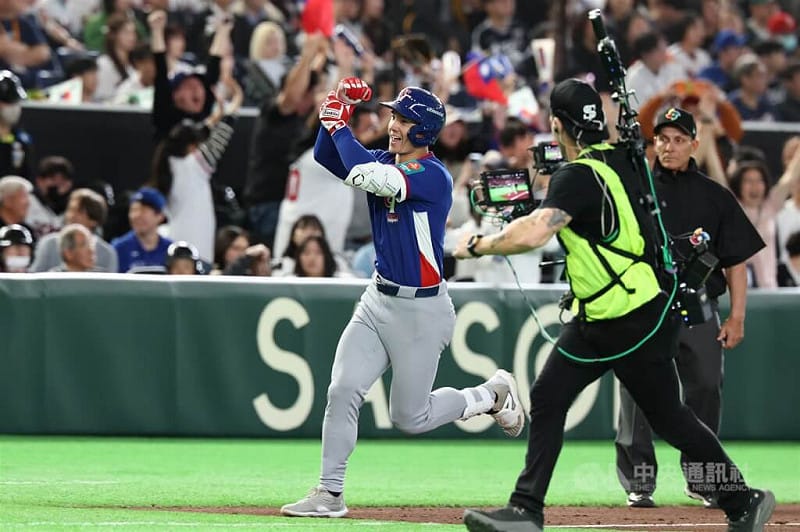 8局上台灣隊費柴德敲出2分砲，高舉勝利手勢繞壘接受歡呼。中央社記者王騰毅攝 115年3月8日&nbsp;&nbsp;&nbsp;